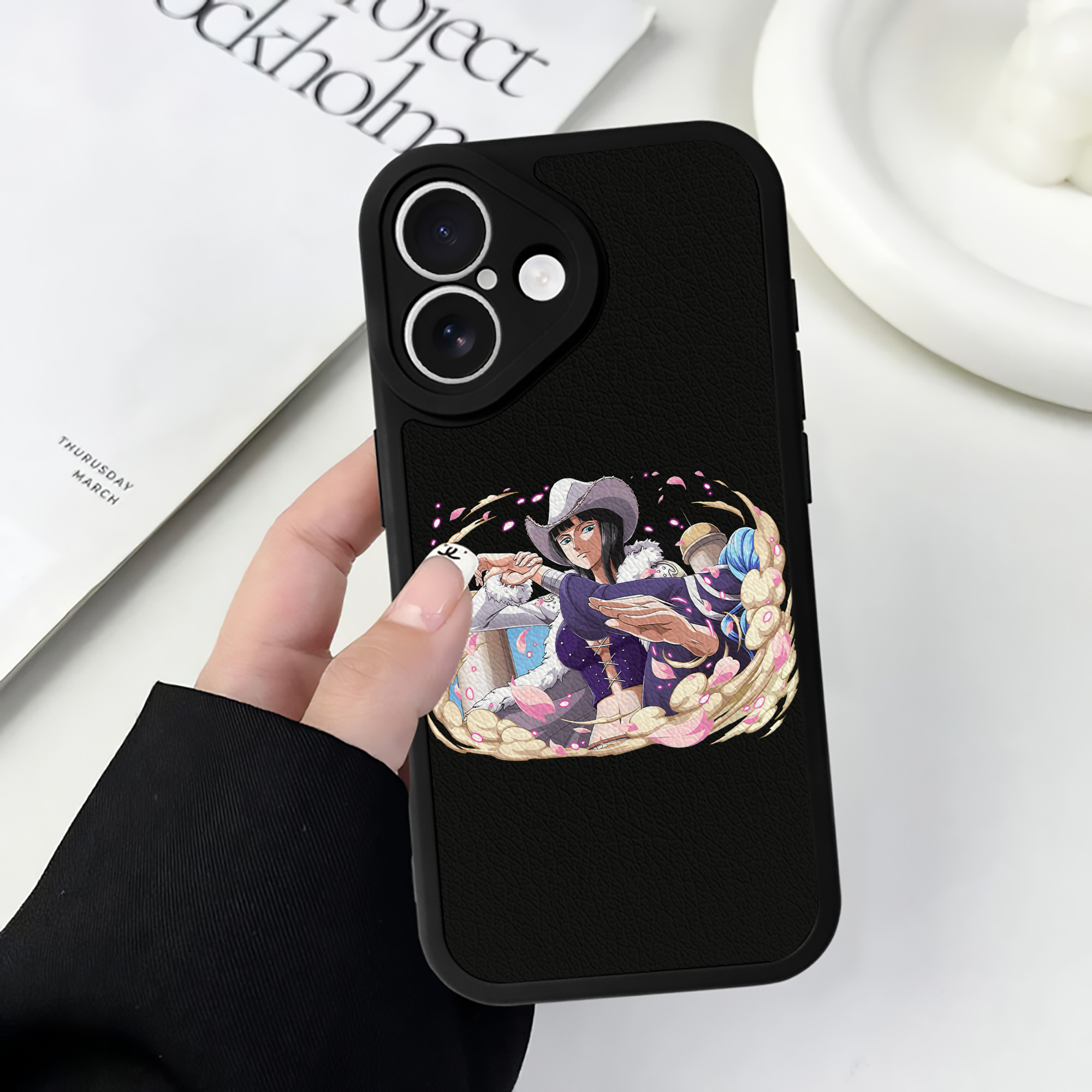 （画像用） ワンピース ニコ・ロビン ONE PIECE Nico Robin 【iPhone 16シリーズ対応】シリコンスマホケース（レザー調） 材質：シリコン